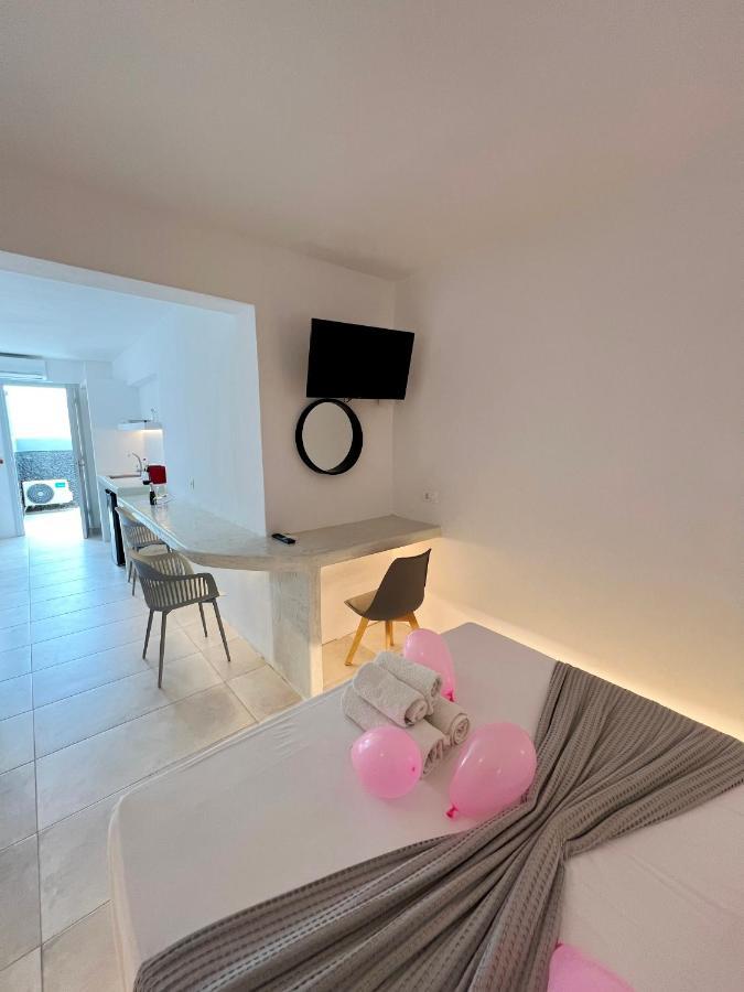 White Lily Suites & Lofts - Adults Only 16 Plus Perivolos  Eksteriør billede