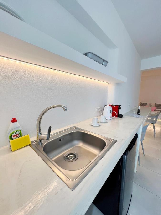 White Lily Suites & Lofts - Adults Only 16 Plus Perivolos  Eksteriør billede