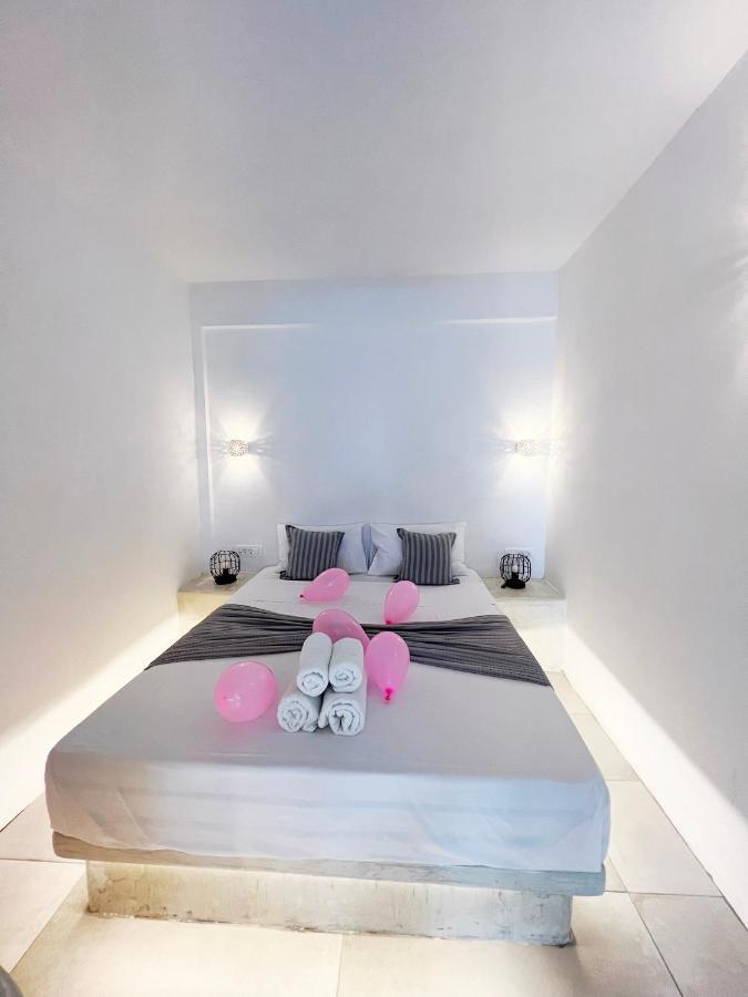 White Lily Suites & Lofts - Adults Only 16 Plus Perivolos  Eksteriør billede