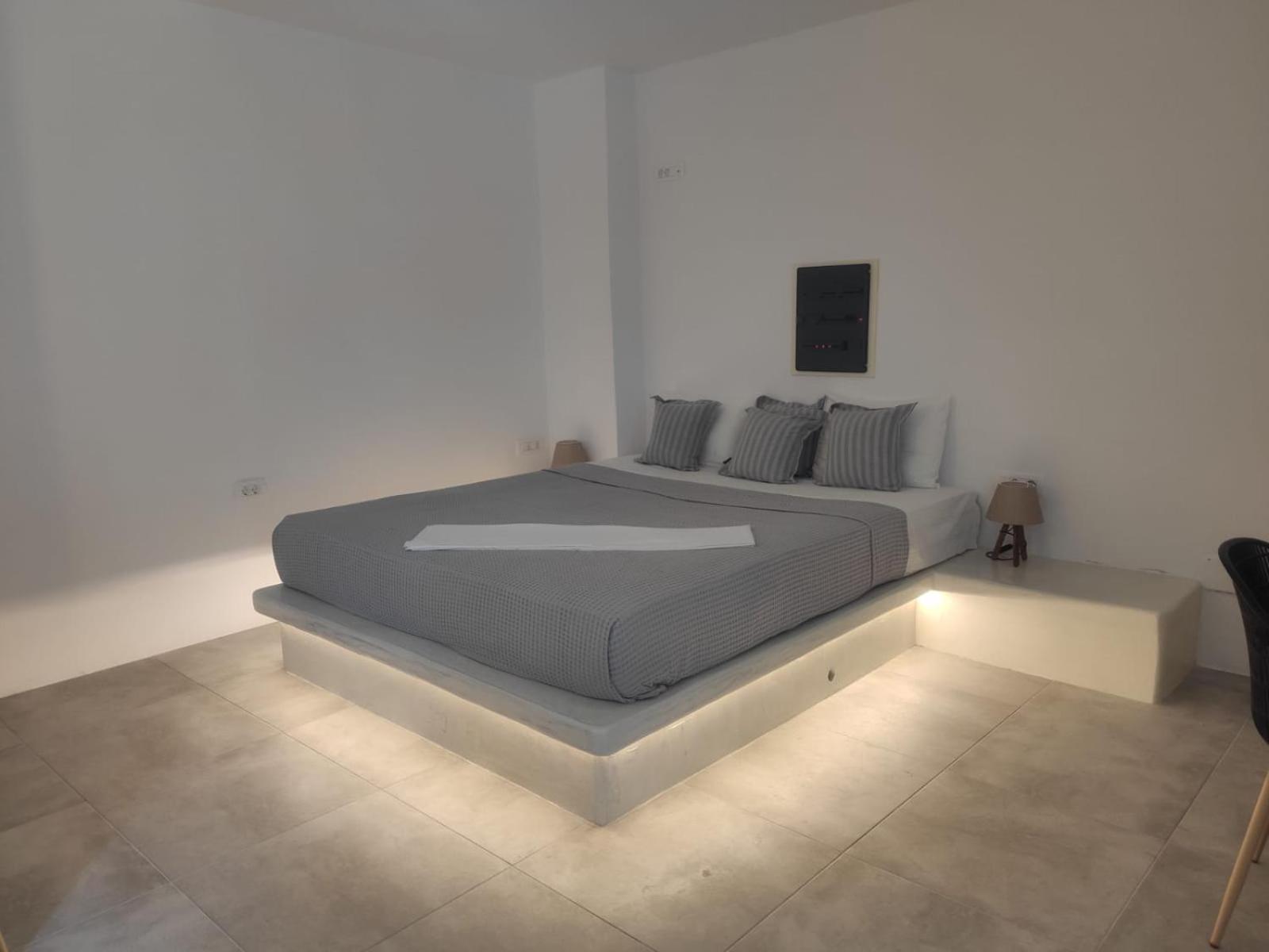 White Lily Suites & Lofts - Adults Only 16 Plus Perivolos  Eksteriør billede